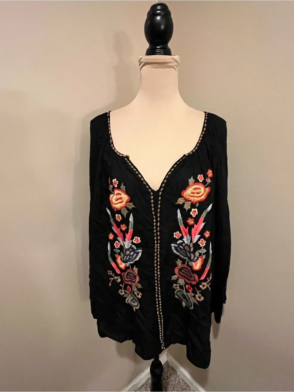 Solitaire Black V neck Bell-Sleeve embroidered front top, size L